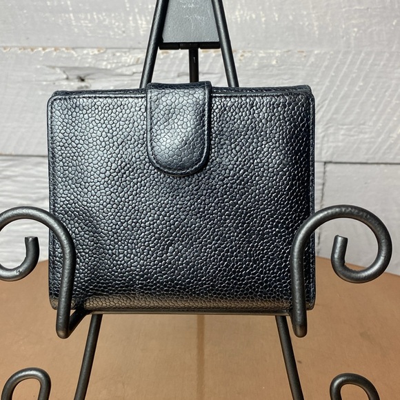 Authentic vintage Chanel compact caviar bifold wallet - Picture 8 of 14